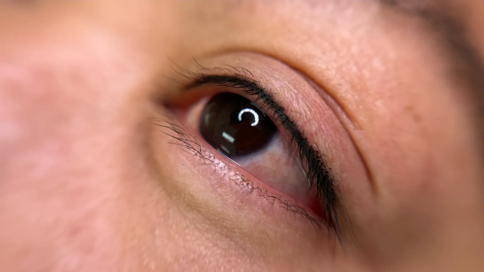 Permanent eyeliner result with a fine, natural lash line
