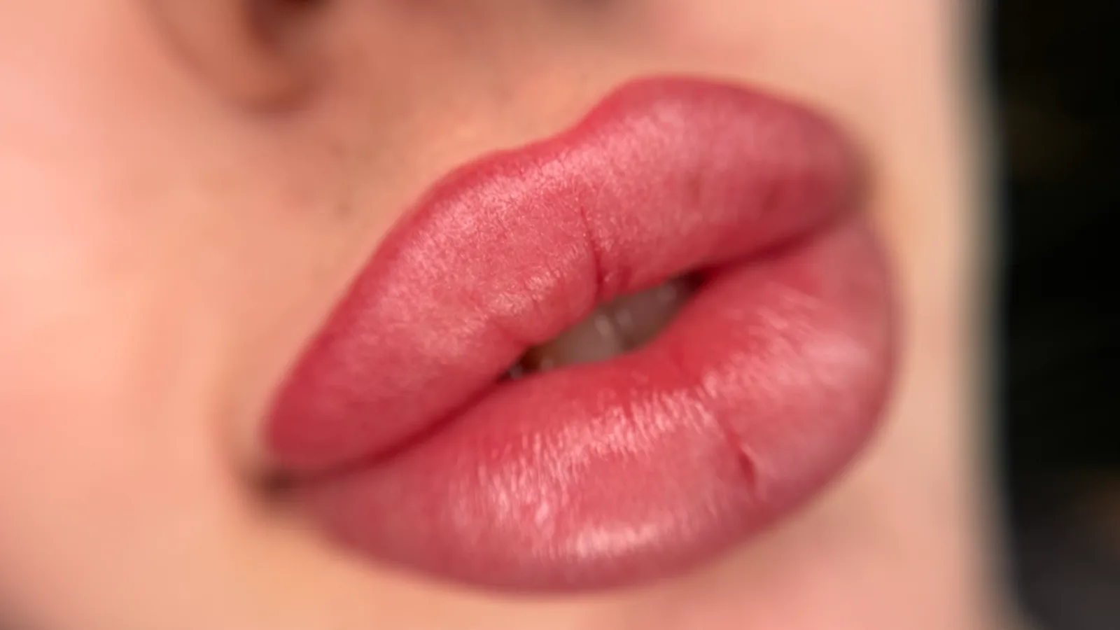 Lip blush result in a soft, natural rose tone